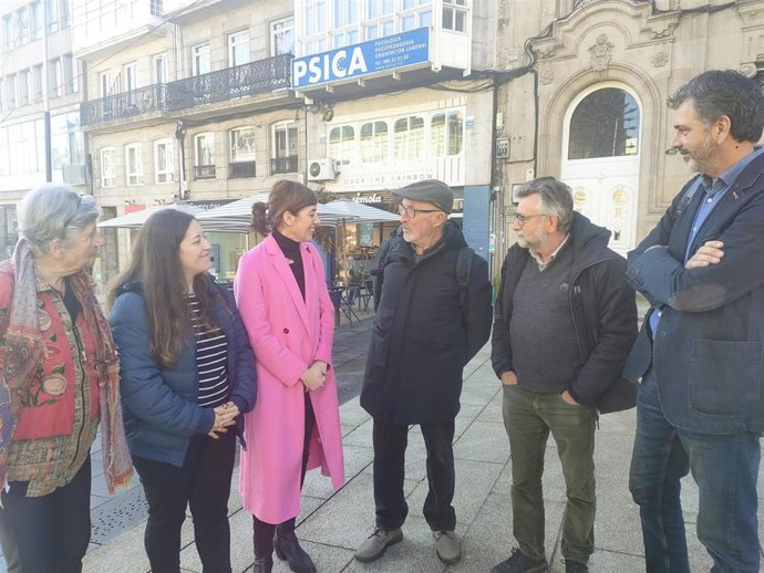 La candidata de Sumar a la presidencia de la Xunta, Marta Lois, junto al cabeza de lista por Pontevedra, Ramón Sarmiento, con miembros de la plataforma SOS Sanidade Pública, en Vigo, a 24 de enero de 2024.