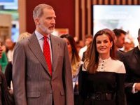 La Reina Letizia arrasa en FITUR dando una segunda vida a su original mono bicolor de Teresa Helbig