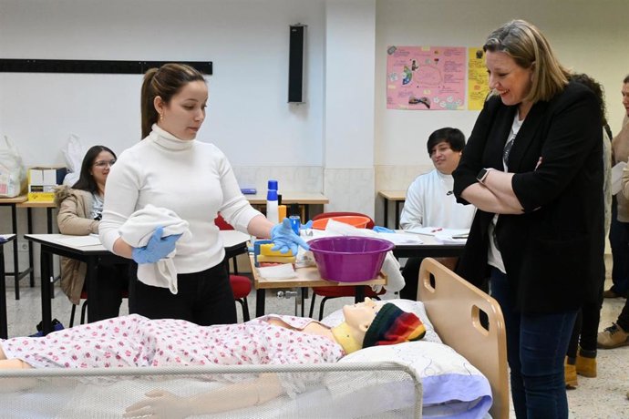 Isabel Blanco en su visita a la sede de Red Íncola donde ha conocido el desarrollo de dos itinerarios de empleo