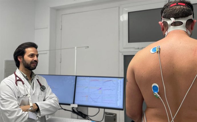 El especialista de la Unidad de Cardiología Deportiva del Hospital Quirónsalud Infanta Luisa José Morgado haciendo una prueba médica.