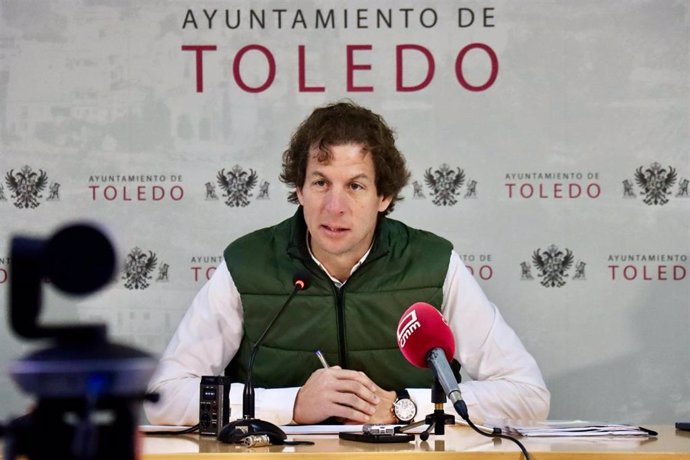 El concejal del Río Tajo, Medio Ambiente y Deportes, Rubén Lozano, en rueda de prensa.