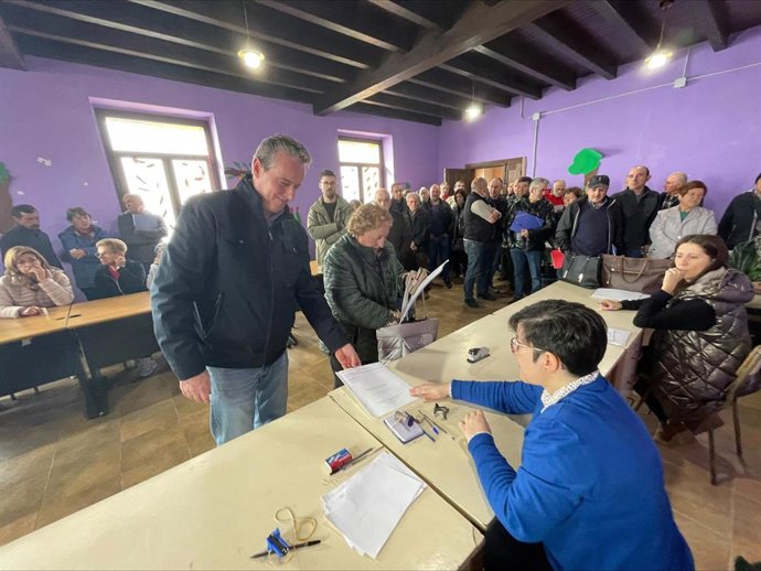 El consejero de Medio Rural y Política Agraria, Marcelino Marcos, ha entregado este miércoles 393 títulos a los 185 propietarios de las fincas resultantes de la concentración parcelaria llevada a cabo en Santuyanu, en Tineo.