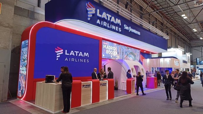 El stand de Latam Airlines en el pabellón 3 en la Feria Internacional de Turismo, ubicada en el recinto ferial de Ifema en Madrid.