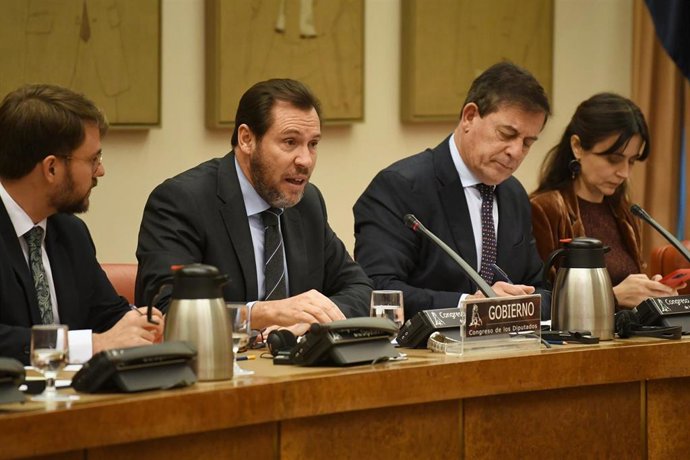 El ministro de Transportes y Movilidad Sostenible, Óscar Puente (2i) y el candidato del PSdeG a la Presidencia de la Xunta de Galicia y diputado del PSOE, José Ramón Gómez Besteiro (2d), durante la Comisión de Transportes y Movilidad Sostenible