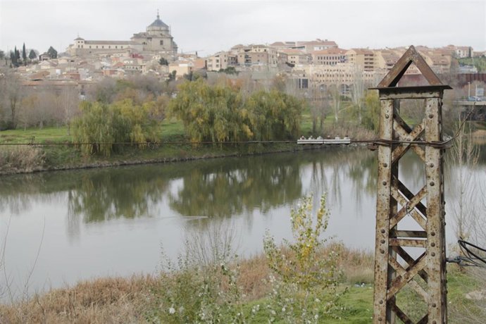 Archivo - El río Tajo a su paso por Toledo.