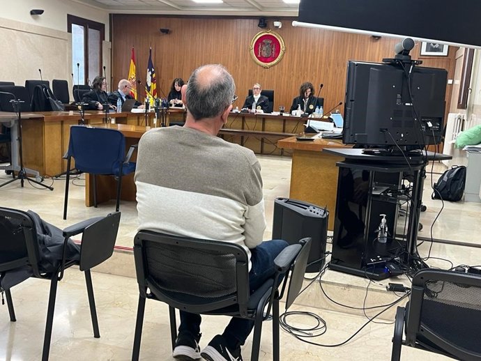 El hombre acusado de abusos sexuales a su hijastra, en la sala de vistas de la Audiencia este miércoles.