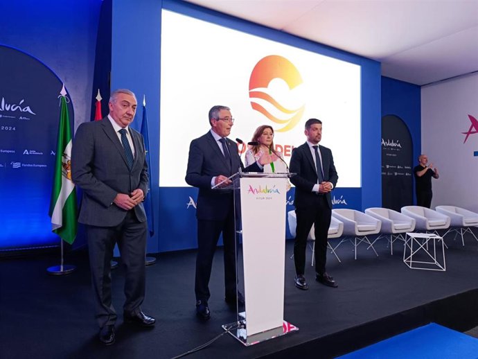 El presidente de la Diputación de Málaga y de Turismo Costa del Sol, Francisco Salado, ha presentado en Fitur la Guía de Experiencias Gastronómicas