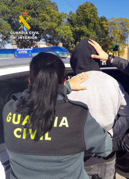 Imagen del detenido, custodiado por la Guardia Civ