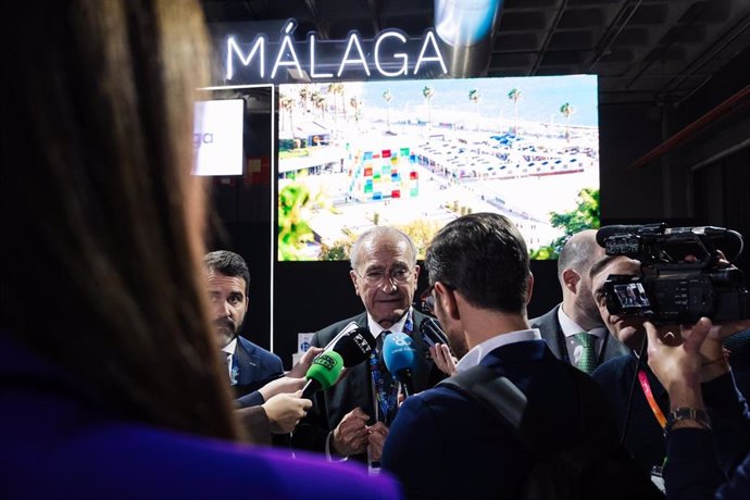 El alcalde de Málaga, Francisco de la Torre, acompañado del concejal delegado de Turismo, Jacobo Florido, en Fitur.