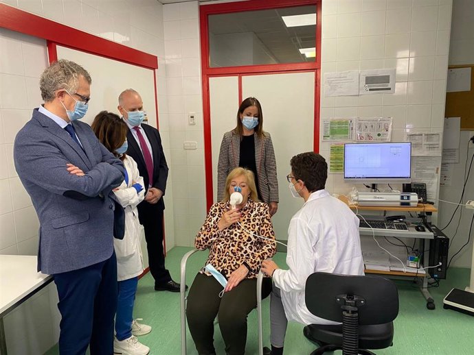 El consejero de Salud, Juan José Pedreño, y la gerente del Servicio Murciano de Salud (SMS), Isabel Ayala, comprueban el funcionamiento de los espirómetros digitales en el centro de salud Murcia-Infante.