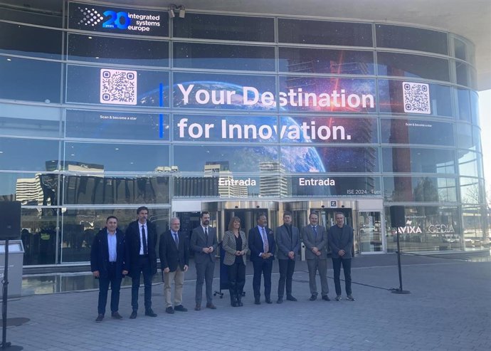 Autoridades y representantes empresariales posan ante la nueva pantalla en el recinto Gran Via de Fira de Barcelona.