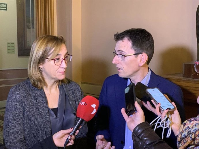 El portavoz del Grupo Municipal Socialista en el Ayuntamiento de Valladolid, Pedro Herrero, y la de Valladolid Toma la Palabra (VTLP), Rocío Anguita, en una atención a los medios este miércoles en la Casa Consistorial de la capital vallisoletana