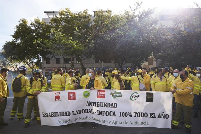 Archivo - Imagen de archivo de trabajadores de la Agencia de Medio Ambiente y Agua (Amaya), dependiente de la Junta de Andalucía se manifiestan  frente el Parlamento de Andalucía reclamando la recuperación del derecho a la retribución de la antigüedad.