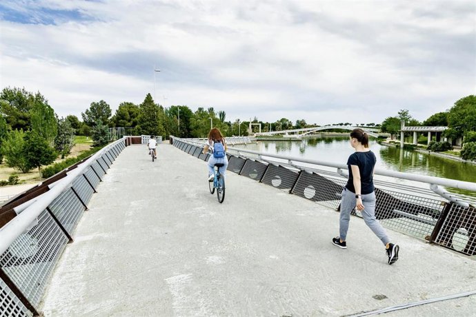 Archivo - Varias personas pasean en el Parque Juan Carlos I