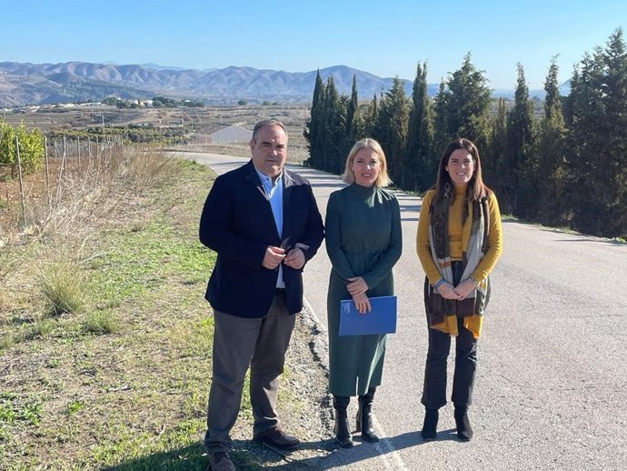 La diputada de Fomento e Infraestructuras, Nieves Atencia, ha presentado en Pizarra este proyecto junto al alcalde de la localidad, Félix Lozano, y ha destacado el compromiso de la Diputación por mejorar las carreteras que son de su titularidad.