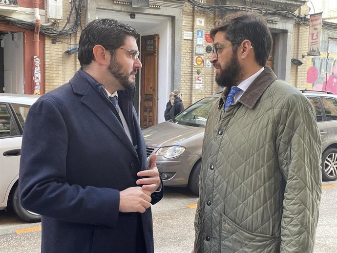 El diputado autonómico de VOX, Alejandro Nolasco, y el presidente de la Junta de Distrito de Casco Histórico, Armando Martínez.