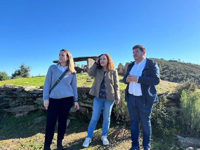 La portavoz de Por Andalucía en el Parlamento Andaluz Inmaculada Nieto y el coordinador provincial de IU, Marcos Toti, en su visita a los dólmenes de El Pozuelo, en Zalamea la Real (Huelva).