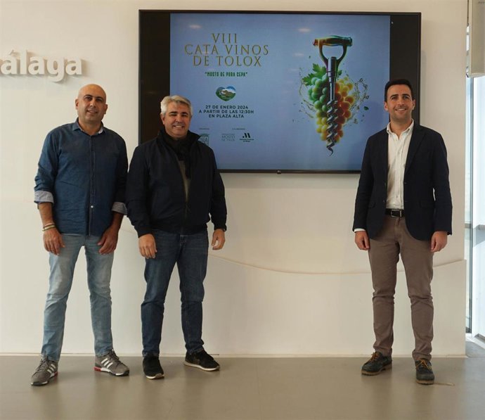 El diputado provincial José Santaolalla junto al alcalde de Tolox, Jerónimo Macías, y el concejal de Festejos, David Vera, ha presentado la VIII Cata de Mosto que se celebra este sábado 27 de enero desde las 12.30 horas en la Plaza Alta de la localidad.