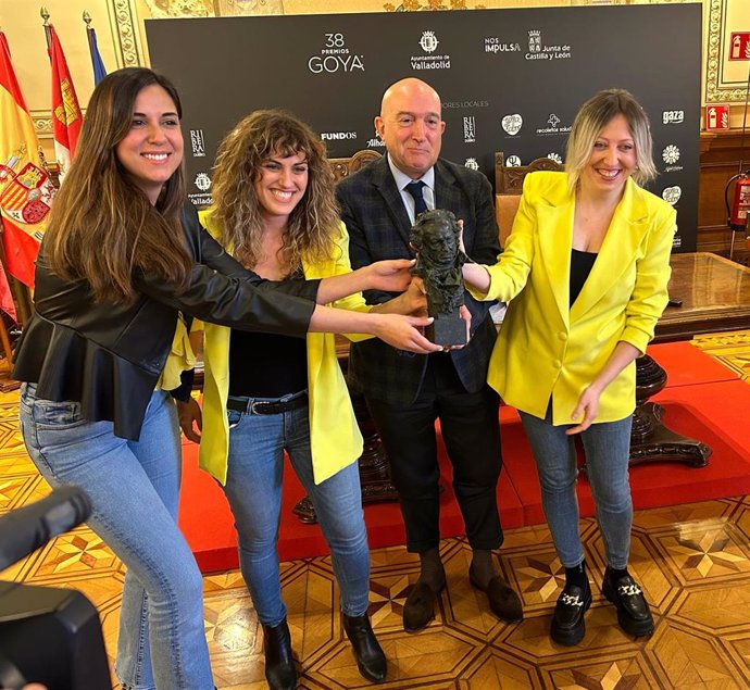 El alcalde, Jesús Julio Carnero, con la estatuilla de los Premios Goya junto a la concejal de Turismo, Eventos y Marca Ciudad, Blanca Jiménez, y las actrices de 'Valquiria', María Negro y Alba Frechilla.