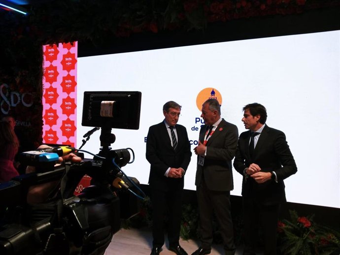 El presidente del Puerto, el alcalde de Sevilla y el presidente de ASET, en el stand de Sevilla en Fitur.