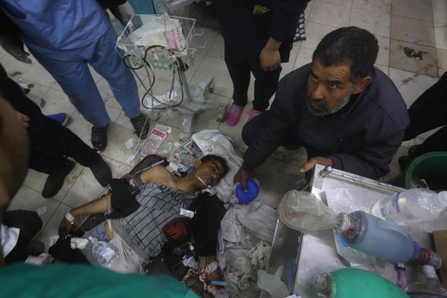 Un herido por los ataques israelíes es atentendido en un hospital, en la Franja de Gaza.
