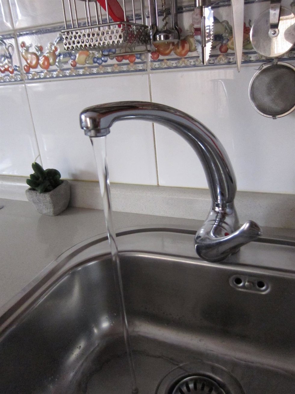 Archivo - Imagen de un grifo echando agua.