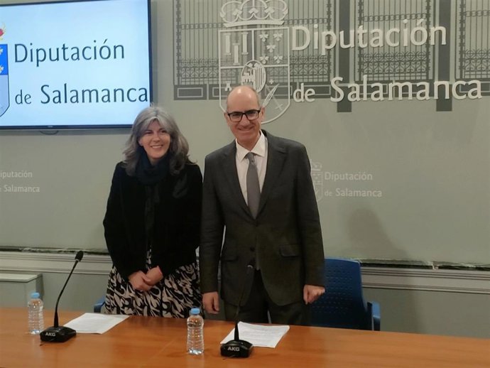 El presidente de la Diputación de Salamanca, Javier Iglesias (d), y la diputada de Bienestar Social, Eva Picado (i), en La Salina