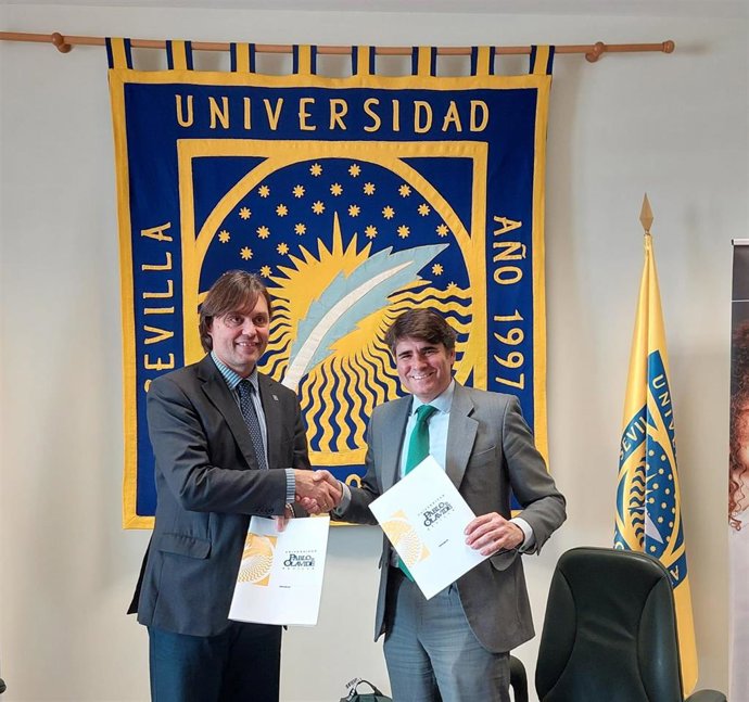 De izquierda a derecha, el rector de la Pablo de Olavide de Sevilla, Francisco Oliva, y el director general de Andalucía Emprende, Daniel Escacena.