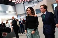 Ayuso bromea con que cada vez que alguien del Gobierno se alegre públicamente de la F1 en Madrid tendrá "dos entradas"