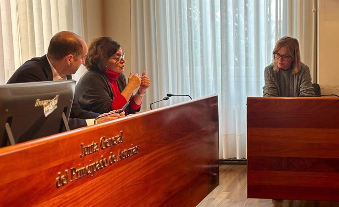 Reunión entre la diputada del Grupo Mixto-Podemos, Covadonga Tomé; la consejera de Salud, Concepción Saavedra; y el viceconsejero de Política Sanitaria, Pablo García.