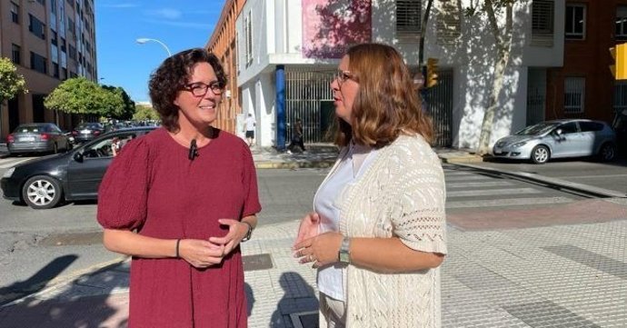 La parlamentaria andaluza por el PSOE de Huelva y secretaria de Ciudadanía y Derechos Sociales del PSOE-A, Susana Rivas (izquierda), junto a la secretaria de Organización de la Ejecutiva Provincial, Rosa Tirador.