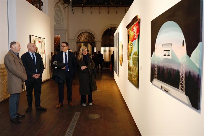 El alcalde y la concejala de Cultura en la visita a la exposición de las obras del concurso de Pintura de ACOR.