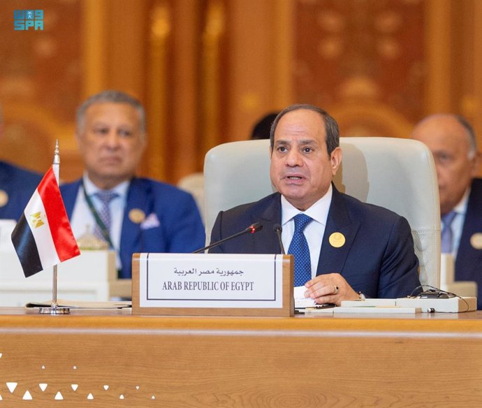 Archivo - RIYADH, Nov. 12, 2023  -- Egyptian President Abdel-Fattah al-Sisi speaks during the Joint Arab Islamic Extraordinary Summit in Riyadh, Saudi Arabia, Nov. 11, 2023. The Joint Arab Islamic Extraordinary Summit held in the Saudi capital of Riyadh o
