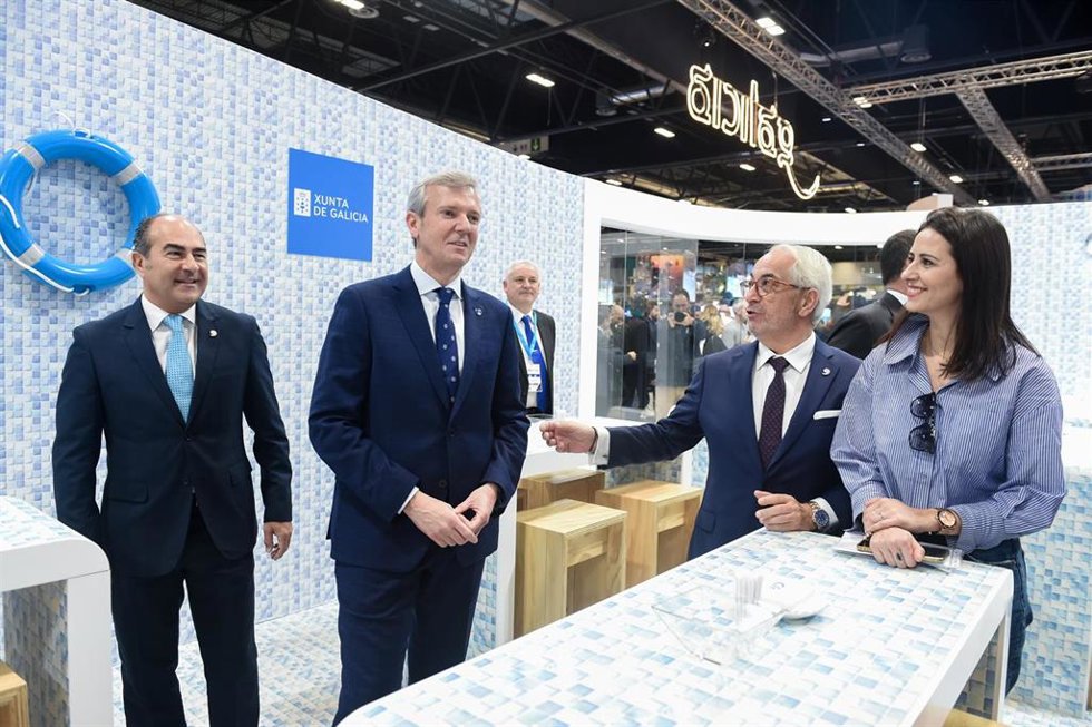 El presidente de la Xunta de Galicia, Alfonso Rueda, durante su visita al estand de Galicia en la primera jornada de la Feria Internacional de Turismo, FITUR 2024, en IFEMA Madrid, a 24 de enero de 2024, en Madrid (España).