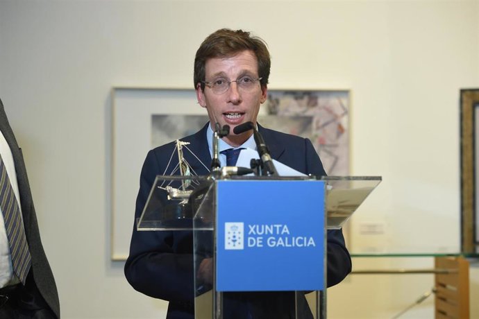 El  alcalde de Madrid, José Luis Martínez-Almeida, recoge el premio otorgado a Madrid como mejor destino de turismo MICE del mundo por Periodista Digital