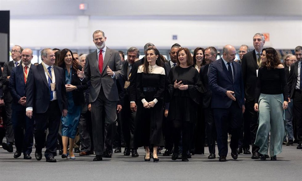 (I-D) El ministro de Industria, Comercio y Turismo, Jordi Hereu, los Reyes, Felipe VI y Letizia, la presidenta del Congreso, Francina Armengol; el presidente del Senado, Pedro Rollán y la presidenta de la Comunidad de Madrid, Isabel Díaz Ayuso