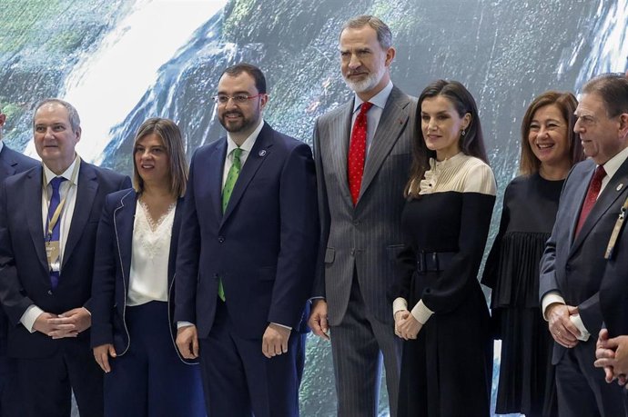El presidente del Principado, Adrián Barbón, la vicepresidenta Gimena Llamedo, y el alcalde Alfredo Canteli, con los Reyes, la presidenta del Congreso, Francina Armengol y el ministro de Industria, Jordi Hereu.