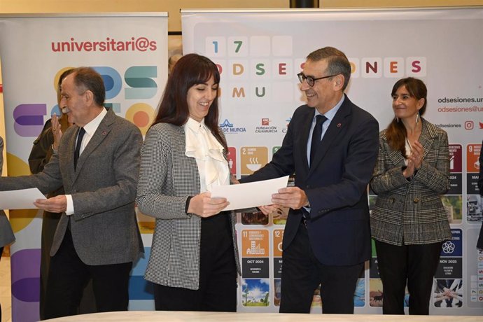 El rector entrega el premio a una de las ganadoras