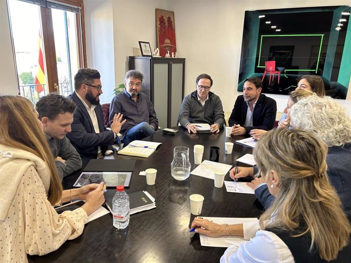El alcalde de Marratxí, Jaume Llompart, reunido con representantes de los comerciantes.