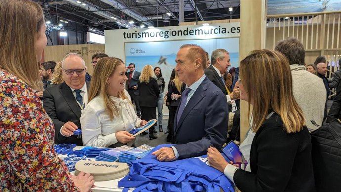 La presidenta del Govern, Marga Prohens, y el conseller del Mar y del Ciclo del Agua, Juan Manuel Lafuente, en Fitur.