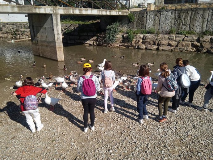 Escolares de Cádiz inauguran el programa para conocer los ríos de la provincia impulsado por la Diputación visitando el río Guadalete