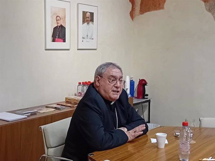 El arzobispo de Granada, José María Gil Tamayo, en un encuentro con periodistas en la la sede de la Curia