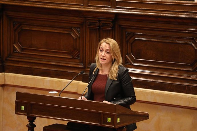 La consellera de Economía y Hacienda de la Generalitat, Natlia Mas, interviene en el pleno del Parlament, a 24 de enero de 2024