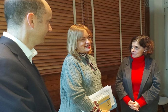 La consejera de Salud, Concepción Saavedra, y el viceconsejero de Política Sanitaria, Pablo García, se reúnen con la diputada del Grupo Mixto-Podemos, Covadonga Tomé, para abordar el borrador de la reordenación del mapa sanitario de Asturias