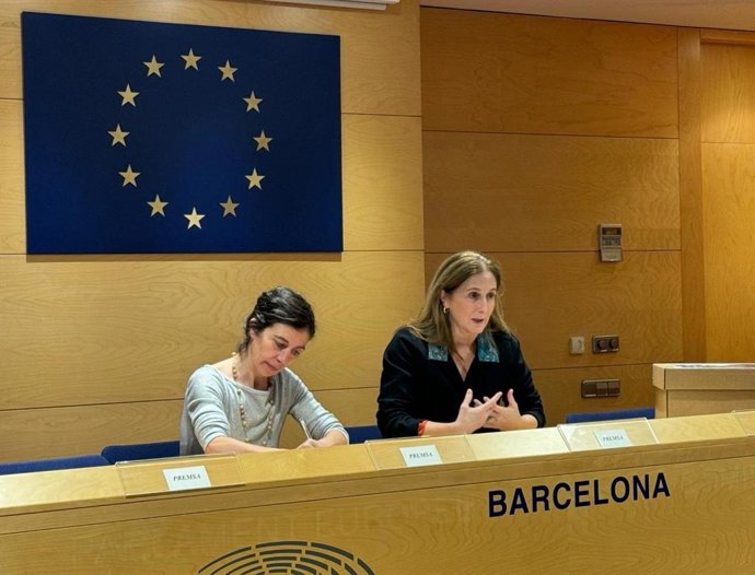 La jefa de comunicación de la Representación de la Comisión Europea en Barcelona, Laura Rahola, y la directora de la Fundació Catalunya Europa, Dolors Camats, en rueda de prensa este miércoles en Barcelona