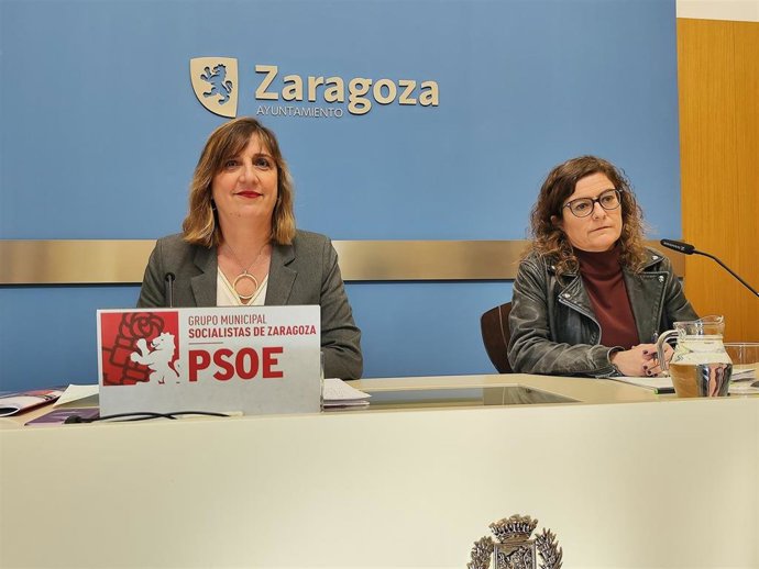 La portavoz del PSOE en el Ayuntamiento de Zaragoza, Lola Ranera, y la concejal socialista, Marta Aparicio