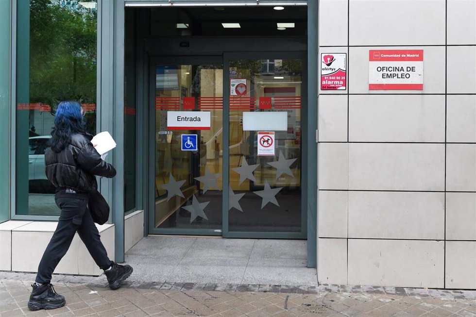 Archivo - Una persona entra en una oficina del paro de Méndez Álvaro, a 3 de noviembre de 2023, en Madrid (España). El paro registrado en las oficinas de los servicios públicos de empleo subió en 36.936 personas en octubre en relación al mes anterior (+