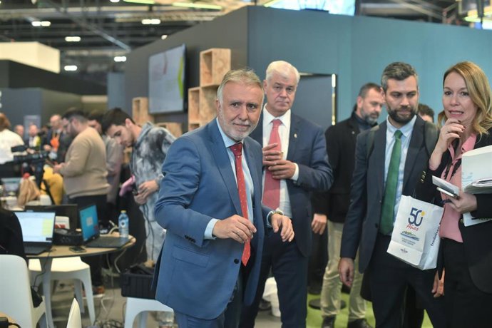 El ministro de Política Territorial y Memoria Democrática, Ángel Victor Torres, en el estand de Canarias, en la primera jornada de la Feria Internacional de Turismo, FITUR 2024