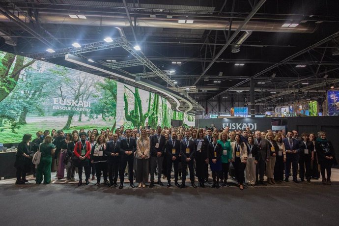 Foto de familia de los asistentes a la inauguración del estand de Euskadi durante la 44 edición de la Feria Internacional del Turismo, Fitur 2024, en IFEMA Madrid, a 24 de enero de 2024, en Madrid (España). 