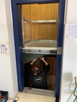 Reparació ahir al CEIP Tomás de Villarroya